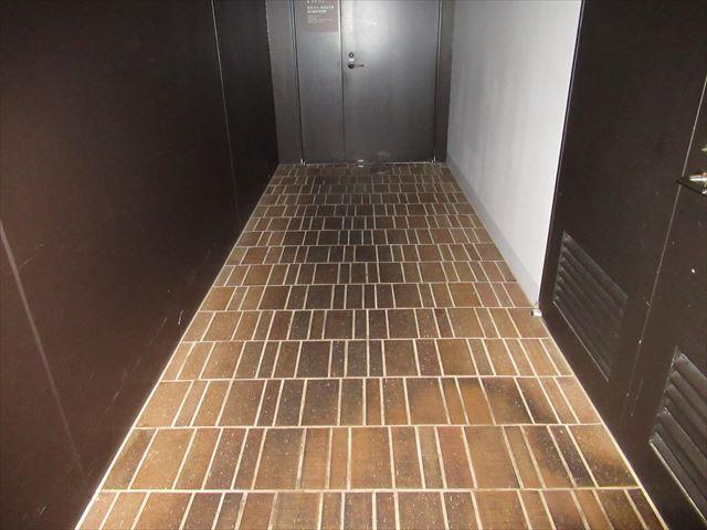 清掃を繰り返していたタイル床の施工前写真